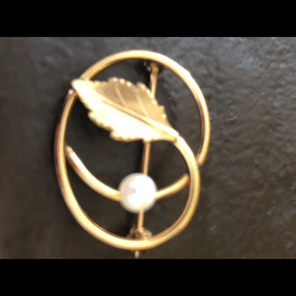 Vintage Gold Brooch with Cultured Pearl